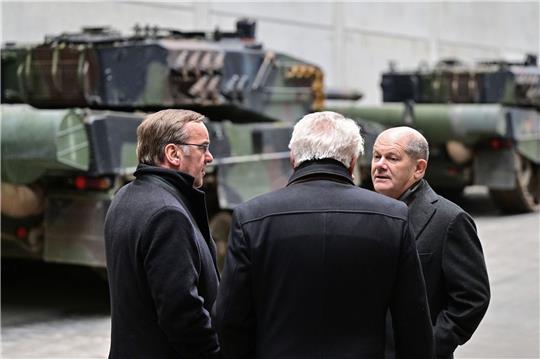 Kanzler Olaf Scholz (r.), Verteidigungsminister Boris Pistorius (l.) und Rheinmetall-Chef Armin Papperger.