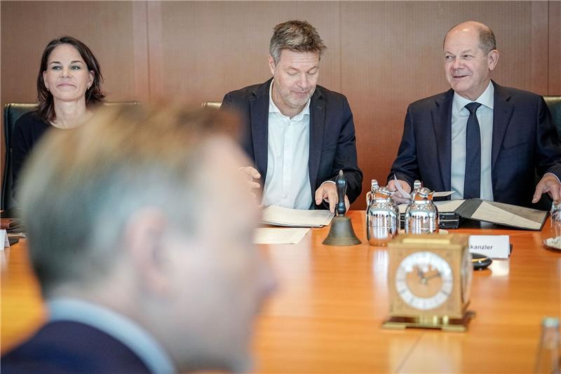 Etat 2023: Erster Schritt zur Aussetzung der Schuldenbremse Kanzler Olaf Scholz (r.), Wirtschaftsminister Robert Habeck (M.), Bundesfinanzministser Christian Lindner (vorne) während der Sitzung des Bundeskabinetts im Bundeskanzleramt.
