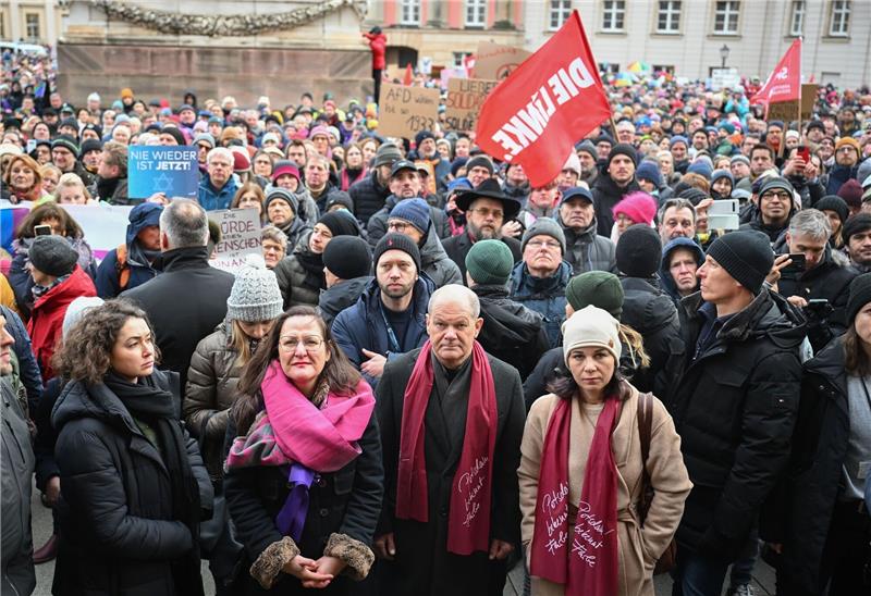 Scholz und Baerbock bei Großdemonstrationen gegen Rechts Kanzler Olaf Scholz und Außenministerin Annalena Baerbock bei der Demo «Potsdam wehrt sich».