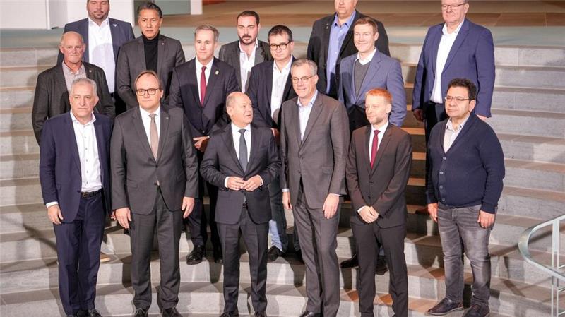 Scholz schlägt europäischen Stahlgipfel vor Kanzler Scholz (1. Reihe M) empfängt Vertreter der Stahlbranche im Bundeskanzleramt.