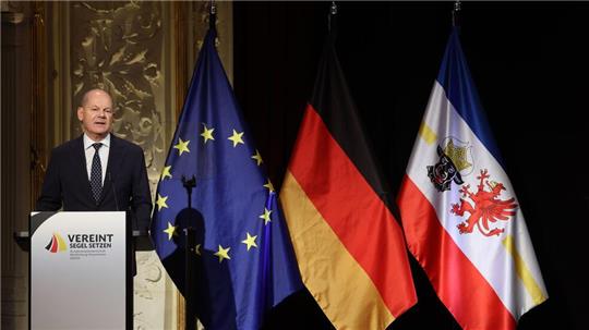 Kanzler Scholz findet bei seiner Festrede zum Tag der Deutschen Einheit in Schwerin mahnende, aber auch lobende Worte.
