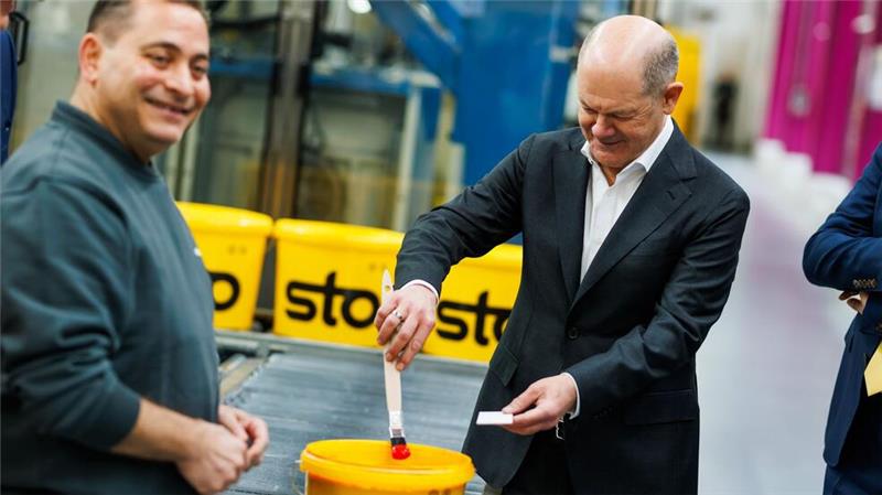 Ifo: Auftragsmangel im Wohnungsbau erreicht Rekordwert Kanzler Scholz macht beim Baustoffhersteller Sto eine Farbenprobe.