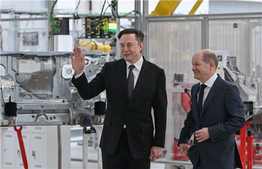 Kanzler Scholz (r) mit Tesla-Chef Elon Musk bei der Eröffnung der Tesla-Fabrik Berlin Brandenburg vor gut einem Jahr.