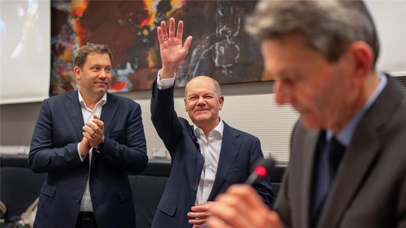 Merz zu Scholz: Sofort Vertrauensfrage, sonst geht nichts Kanzler Scholz will im Bundestag Vertrauensfrage stellen.