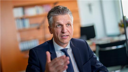 Kanzleramtschef Frei kann sich nur schwer vorstellen, dass Freiwilligkeit reicht, um die Bundeswehr ausreichend zu vergrößern.