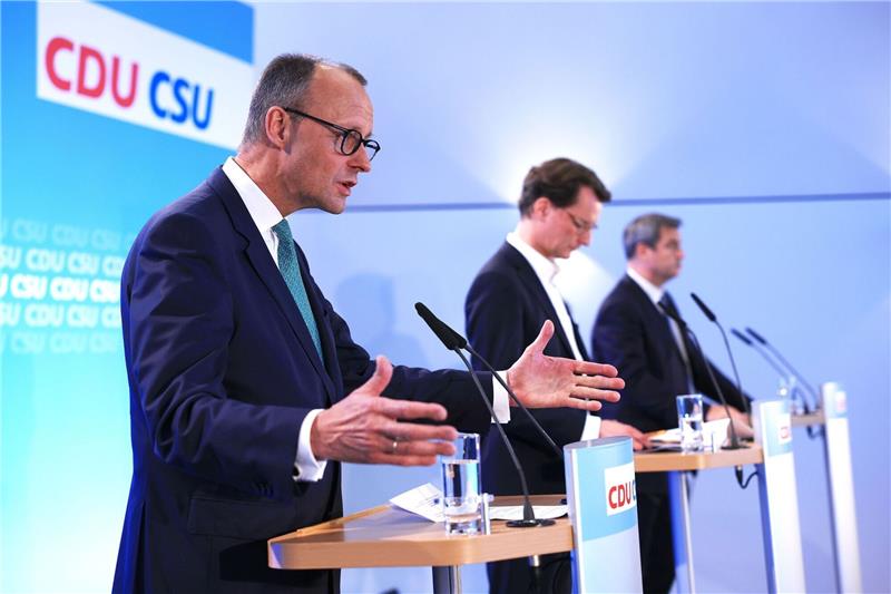 Kanzlerkandidatur? - Noch weit weg. Dennoch: Zwischen Friedrich Merz (v.l.), Hendrik Wüst und Markus Söder könnte es sich entscheiden.in der Flora auf einer Pressekonferenz. Zwei Wochen vor der Landtagswahl in Nordrhein-Westfalen treffen sich die Spitzen von CDU und CSU in Köln.