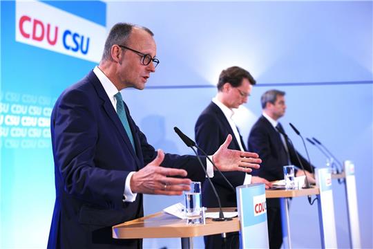 Kanzlerkandidatur? - Noch weit weg. Dennoch: Zwischen Friedrich Merz (v.l.), Hendrik Wüst und Markus Söder könnte es sich entscheiden.in der Flora auf einer Pressekonferenz. Zwei Wochen vor der Landtagswahl in Nordrhein-Westfalen treffen sich die Spitzen von CDU und CSU in Köln.