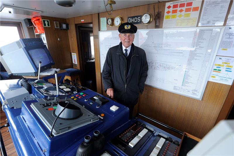 100. Geburtstag: Helgoland erinnert an Reeder Cassen Eils Kapitän Cassen Eils steht auf der Brücke des Fahrgastschiffes "MS Atlantis".