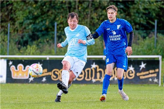 Kapitän Henrik Melzian (l.), der zum Re-Start noch ausfiel, soll dem FC Othfresen beim Verfolgerduell in Gielde wieder zur Verfügung stehen. Foto: Drechsler