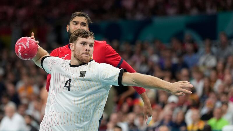 Dank Wolff: Deutschlands Handballer spielen um Olympia-Gold Kapitän Johannes Golla kämpfte sich oft durch Spaniens Abwehr.