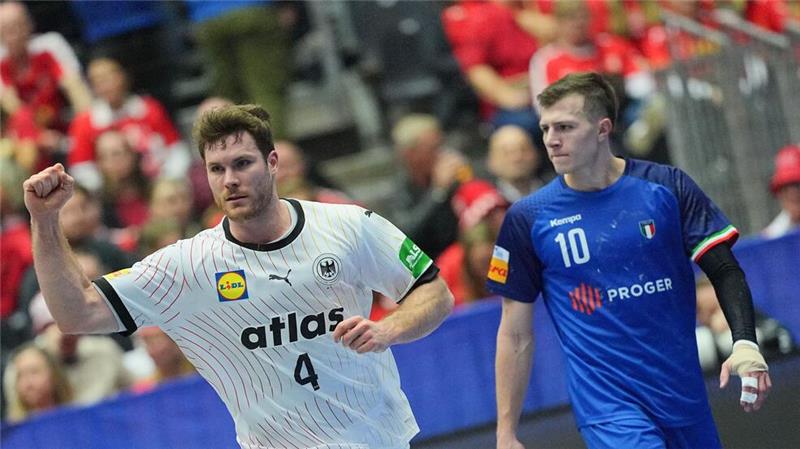 Kapitän Johannes Golla (l) sieht die Arbeitssiege bei der WM auch positiv. 