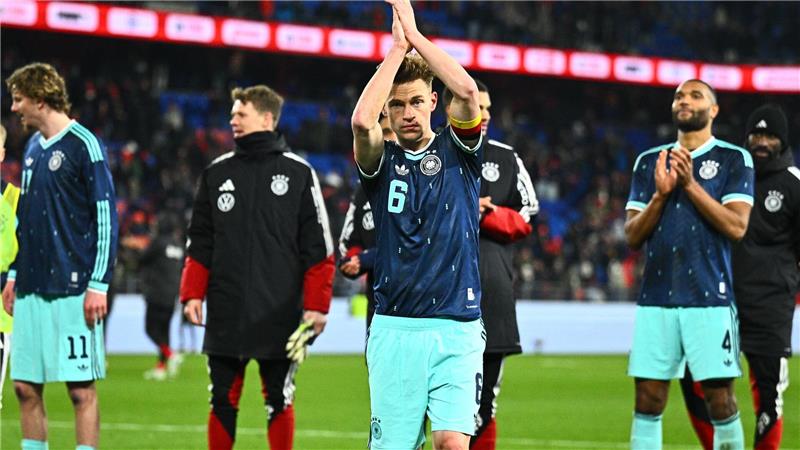 Kapitän Joshua Kimmich bedankt sich bei den Fans. 