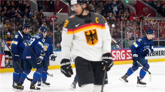 Kapitän Moritz Seider und die deutsche Mannschaft verlieren zum WM-Auftakt gegen Finnland.