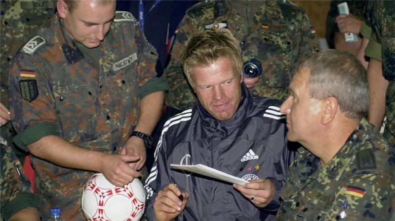 Kapitän Oliver Kahn gibt deutschen Soldaten Autogramme.