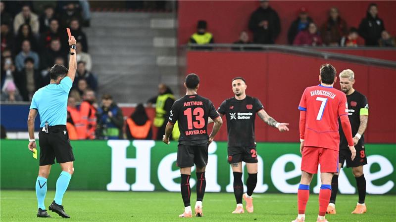 2:7 – Leverkusen verliert wildes Tor-Spektakel gegen PSG Kapitän Robert Andrich musste nach knapp einer halben Stunde mit Rot vom Platz.