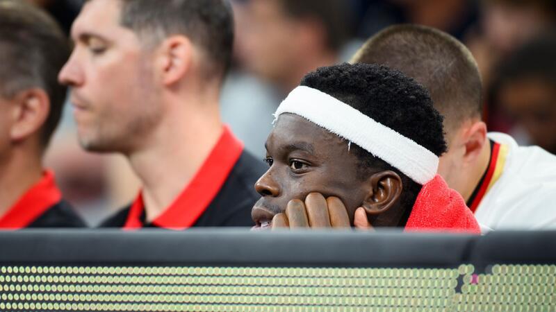 Bitte ein Tattoo: Schröder und Theis im Olympia-Fieber Kapitän der Weltmeister: Dennis Schröder beim Test in Hamburg.