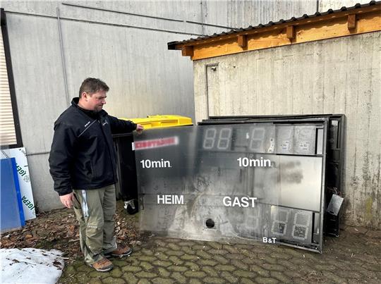 Kaputt, nicht mehr reparabel und bereit für den Müll: BTG-Geschäftsführer Dirk Becker will die alte Stadionuhr entsorgen. Foto: Eggers
