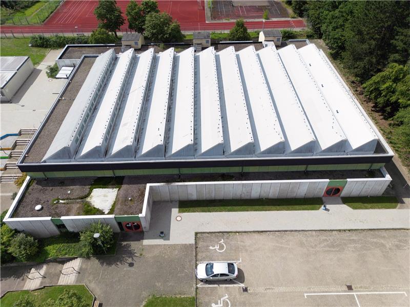 Kaputt und auch nicht mehr zeitgemäß: Das Shed- oder auch Sägezahndach der Liebenburger Sporthalle am Gitterweg soll so schnell wie möglich durch eine neue Konstruktion ersetzt werden. Archivfoto: Neuendorf