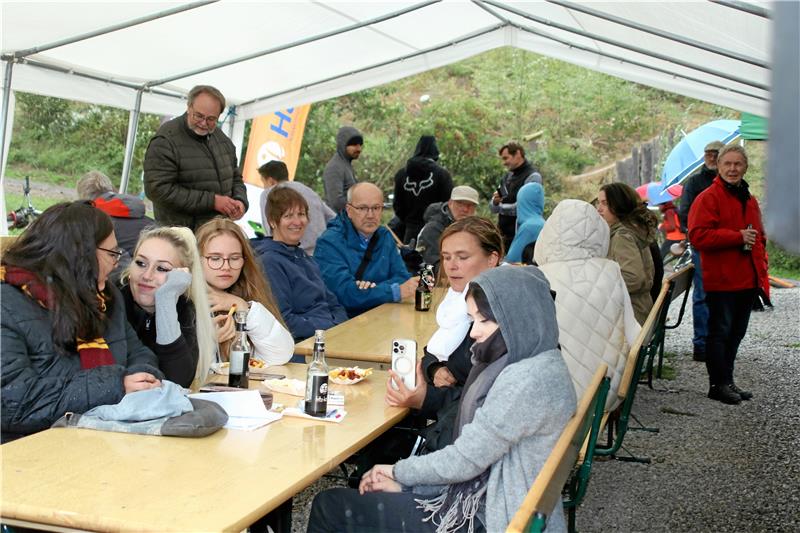 Kapuzen- und Schirmwetter in Schulenberg: Die Sonne lässt sich beim Sun-Downer-Konzert im Racepark nicht blicken. Trotzdem sind einige Besucher gekommen.