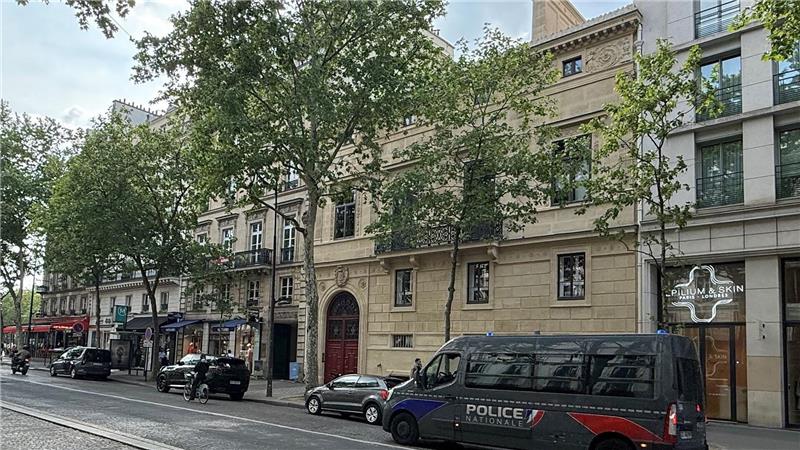 Kim Kardashian sagt zu Überfall in Paris vor Gericht aus Kardashian überstand den Überfall in einer Luxusresidenz körperlich unversehrt, stand allerdings danach unter Schock. (Archivbild)
