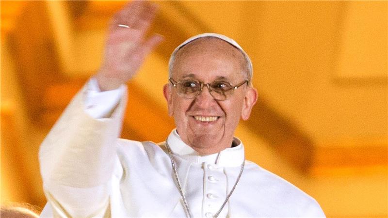 Der andere Papst - Franziskus ist tot Kardinal Jorge Mario Bergoglio winkt bei seinem ersten öffentlichen Auftritt als neuer Papst Franziskus im Vatikan. Von Anfang an machte er sehr vieles anders. (Archivbild)