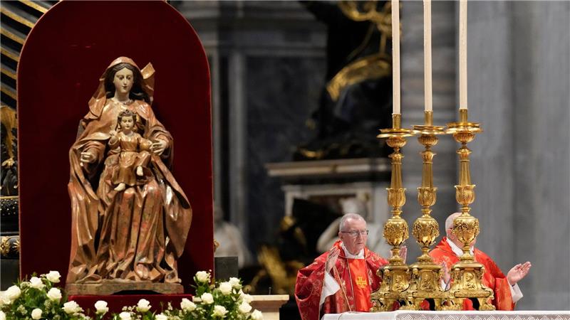 Schwarzer Rauch: Noch kein neuer Papst gewählt Kardinal Pietro Parolin (l) zelebriert die Abschlussmesse der Kardinäle im Petersdom vor dem Konklave.