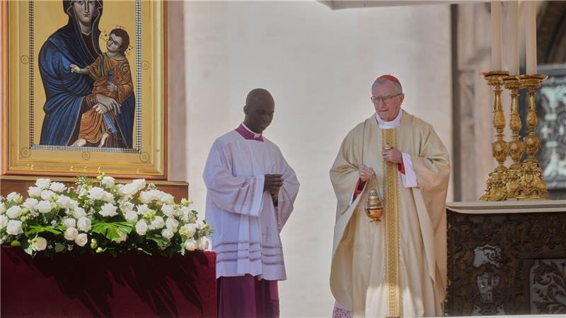 Nach Abschied von Papst Franziskus: Konklave rückt in Fokus Kardinal Pietro Parolin (rechts) zelebriert die erste Sonntagsmesse auf dem Petersplatz nach dem Tod von Papst Franziskus.