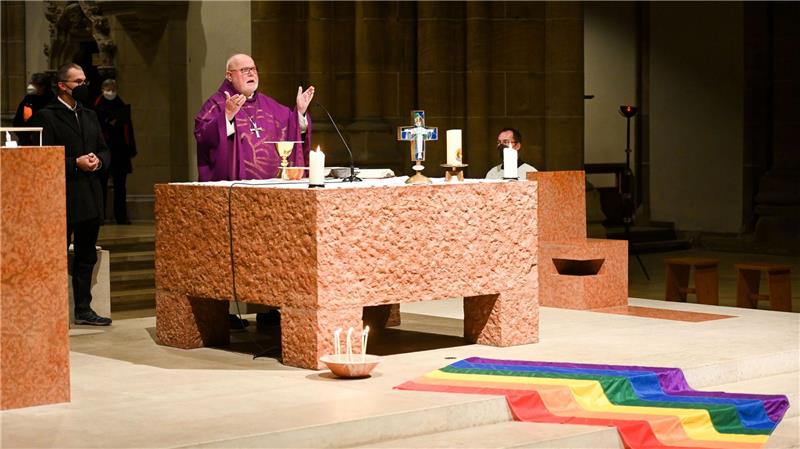 Kardinal Reinhard Marx, hier bei einem Queer-Gottesdienst, hat in seinem Bistum eine Handreichung in Kraft gesetzt, die Segensfeiern für homosexuelle Paare ermöglicht. (Archivbild)