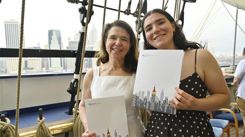 „Wir kommen zurück“ – Wieso New Yorker Juden Deutsche werden Karen Adler sagt, sie sei trotz allem mit einem sehr positiven Deutschland-Bild aufgewachsen.
