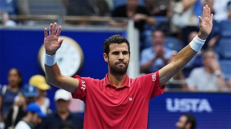 Zverev mit Becker-Rekord ins Halbfinale - Termin nervt ihn Karen Chatschanow ist der nächste Gegner für Zverev.
