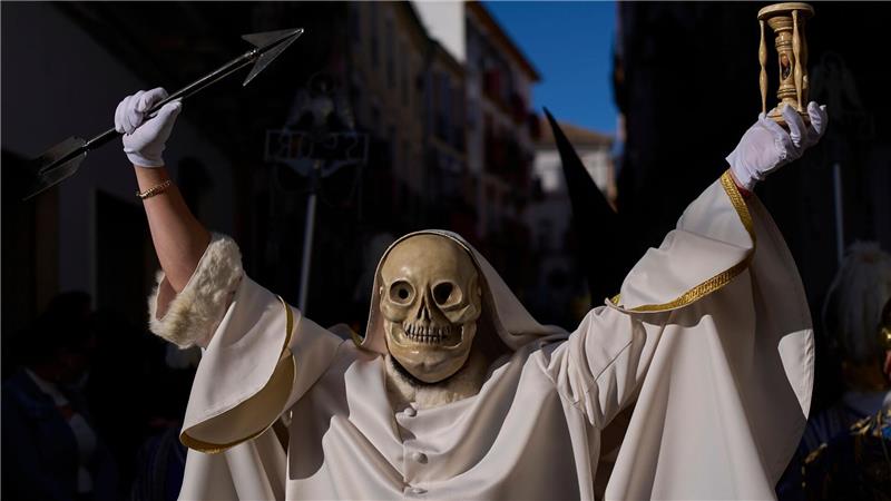Karfreitagsprozession in Spanien: Büßer der Bruderschaft hebt Geißel und Kreuz