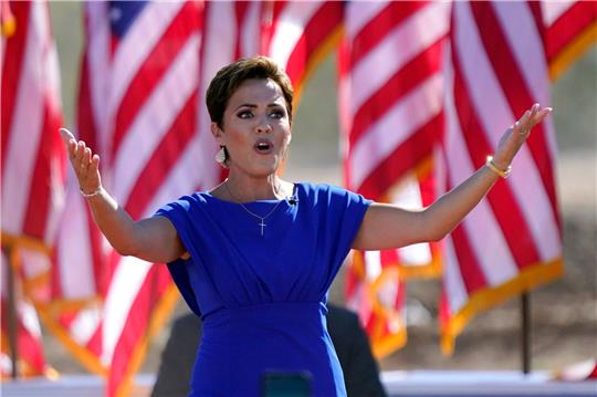 Kari Lake: Die 53 Jahre alte Republikanerin ist glühende Anhängerin von Ex-Präsident Donald Trump und möchte im US-Bundesstaat Arizona Gouverneurin werden.