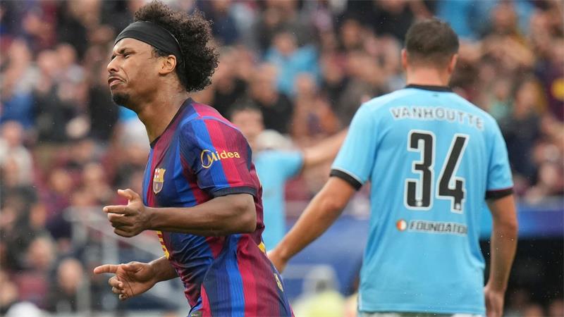 Siege für PSG, Arsenal und Liverpool - Traumtor von Adeyemi Karim Adeyemi (l) gelang ein herrlicher Treffer für den FC Barcelona.