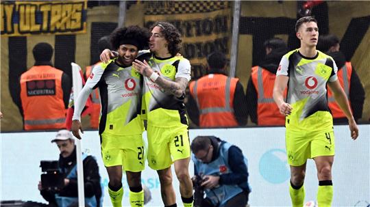 Karim Adeyemi (l) traf in Leverkusen erneut.