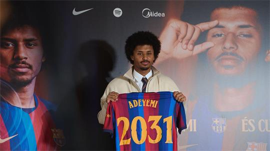 Karim Adeyemi wird beim FC Barcelona vorgestellt. 
