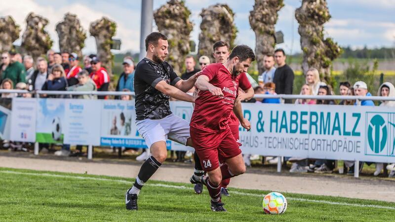 Karim Ben-Guedria (l.) und der TSV Lochtum, hier im Viertelfinale gegen Harlingerode, wollen im Finale des Nordharzpokals für die nächste dicke Überraschung sorgen. Gegner ist Viktoria Thiede, Titelträger der Staffel 2 der Nordharzliga.