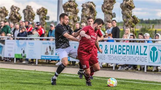 Karim Ben-Guedria (l.) und der TSV Lochtum, hier im Viertelfinale gegen Harlingerode, wollen im Finale des Nordharzpokals für die nächste dicke Überraschung sorgen. Gegner ist Viktoria Thiede, Titelträger der Staffel 2 der Nordharzliga.