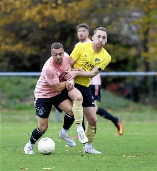 Karim Ben-Guedria (li.) vom TSV Lochtum und der Rammelsberger Marcel Sollorz in einem Zweikampf im Hinspiel, das 1:1 endet. Foto: GZ-Archiv