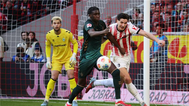 Karim Coulibaly (M) wird Werder Bremen im Kellerduell auf St. Pauli. (Archivbild)