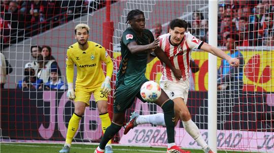 Karim Coulibaly (M) wird Werder Bremen im Kellerduell auf St. Pauli. (Archivbild)