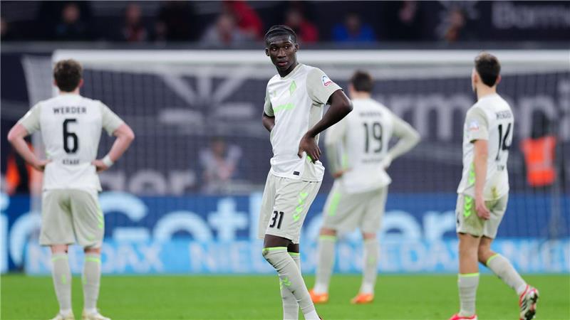 Karim Coulibaly und seine Teamkollegen von Werder Bremen nach dem Schlusspfiff in Leverkusen.