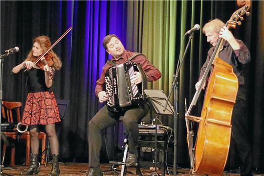 Karin Christoph, Miroslav Grahovac und Reinhard Röhrs (von links) spielen als Trio GoraSon einen Mix aus Klezmermusik und energiegeladenen Tangos. Foto: Knoke