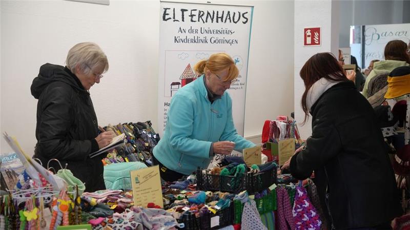 Karin Kalon und Karla Siebels verkaufen selbstgemachte Textilien.