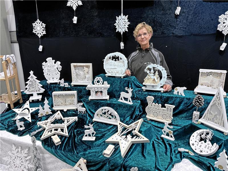 Karin Kress stellt Holzdesignobjekte her, ihre aktuelle Kollektion ist natürlich sehr winterlich.