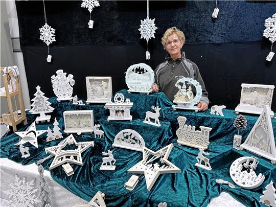 Karin Kress stellt Holzdesignobjekte her, ihre aktuelle Kollektion ist natürlich sehr winterlich.