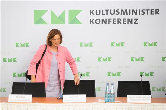 Karin Prien (CDU), Bildungsministerin von Schleswig-Holstein, spricht sich für ein generelles Handynutzungsverbot für Kinder in Kitas und Grundschulen aus.