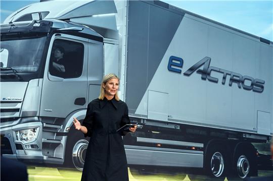 Karin Radström von der Daimler Truck AG spricht im Lkw-Werk von Mercedes-Benz beim offiziellen Produktionsstart des eActros. Foto: Uli Deck/dpa