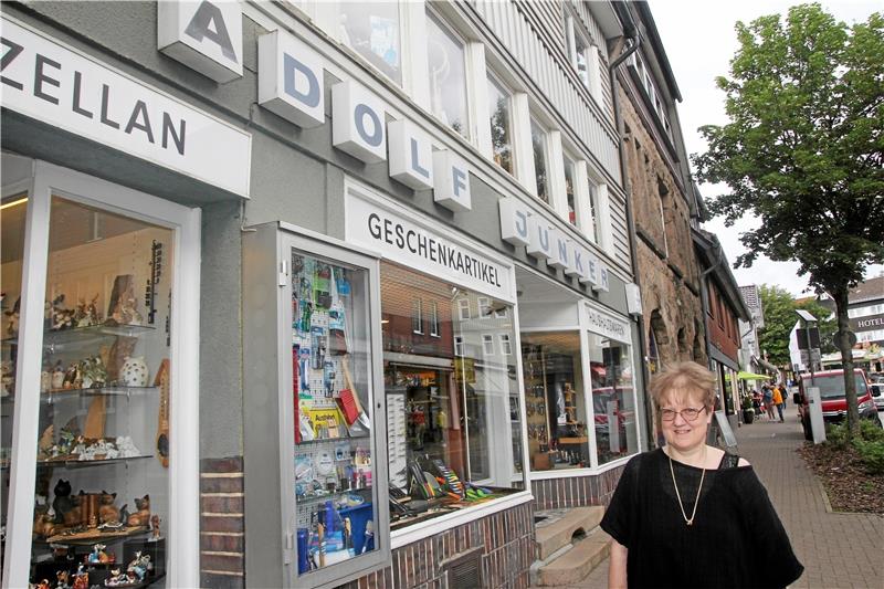 Die Firma Junker wird 100 Jahre alt Karin Reinecke in diesen Tagen vor ihrem Geschäft „Adolf Junker“ in der Elbingeröder Straße. Es feiert am heutigen Montag sein 100-jähriges Bestehen. Foto/Repros: Eggers