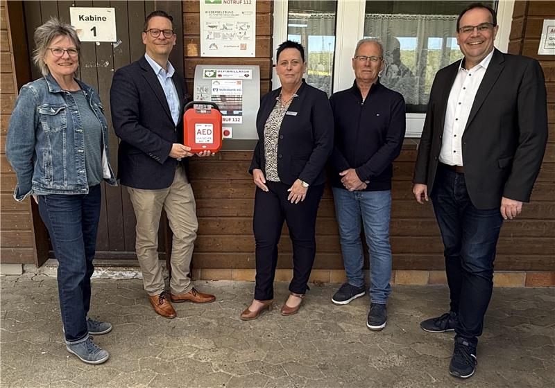 Karin Rösler-Brandt (Ortsbürgermeisterin Lutter a. Bbge.), Björn Mittendorf (Vorstandsmitglied der Volksbank eG), Simone Anders (Repräsentantin der Volksbank eG), Jürgen Meyer (1. Vors. TSV Lutter e. V.) und Ingo Henze (Bürgermeister Stadt Langelsheim) freuen sich über das neue Notfallgerät.Foto: Volksbank eG