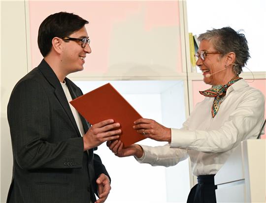 Karin Schmidt-Friderich zeichnete 2023 den österreichischen Autor Tonio Schachinger mit dem Deutschen Buchpreis aus.
